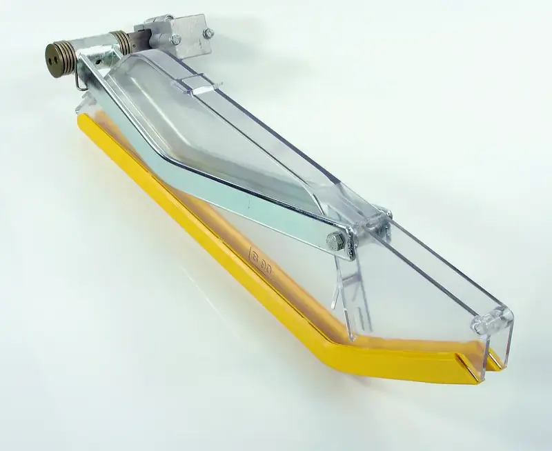 Schutzhaube B 90 mit Höhenbegrenzung (14), transparenter Kunststoff, gelber Rand, Metallhalterung, für Formatkreissägeblätter.