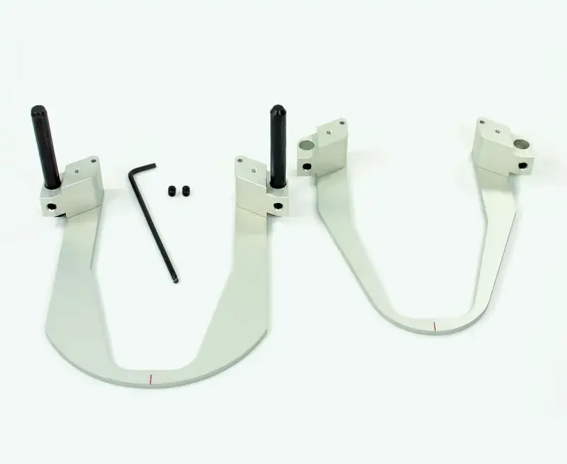 Zwei U-förmige Metallwinkel, schwarze Stehbolzen, Inbusschlüssel und Schrauben für Bogenfräsanschlag Modell T (9537) auf Weiss.