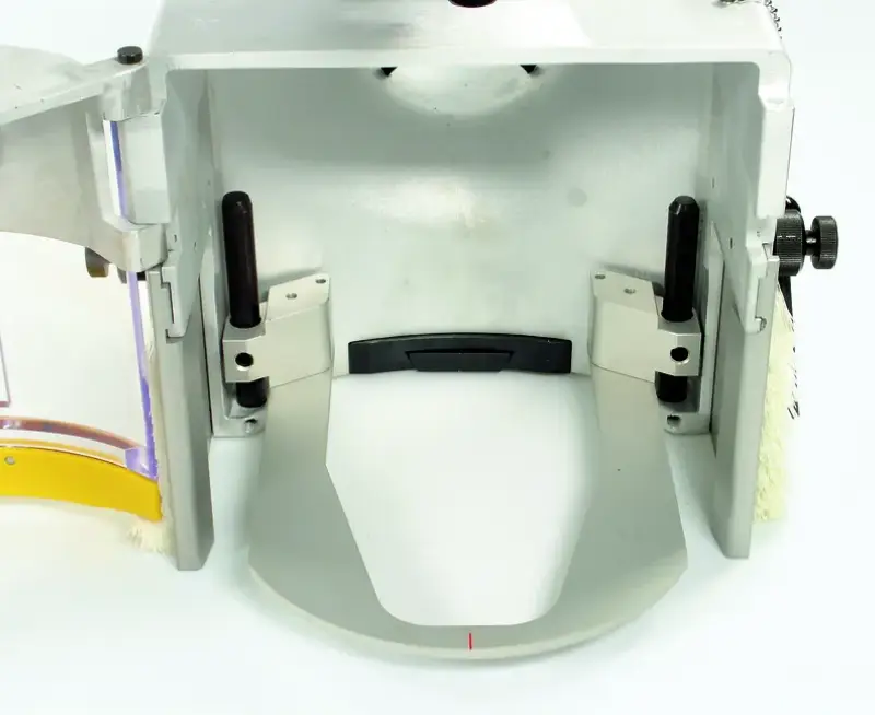 Nahaufnahme des Bogenfraesanschlags Modell T (9537), Schutzeinrichtung zur sicheren Fixierung von Zahngipsmodellen im Artikulator.