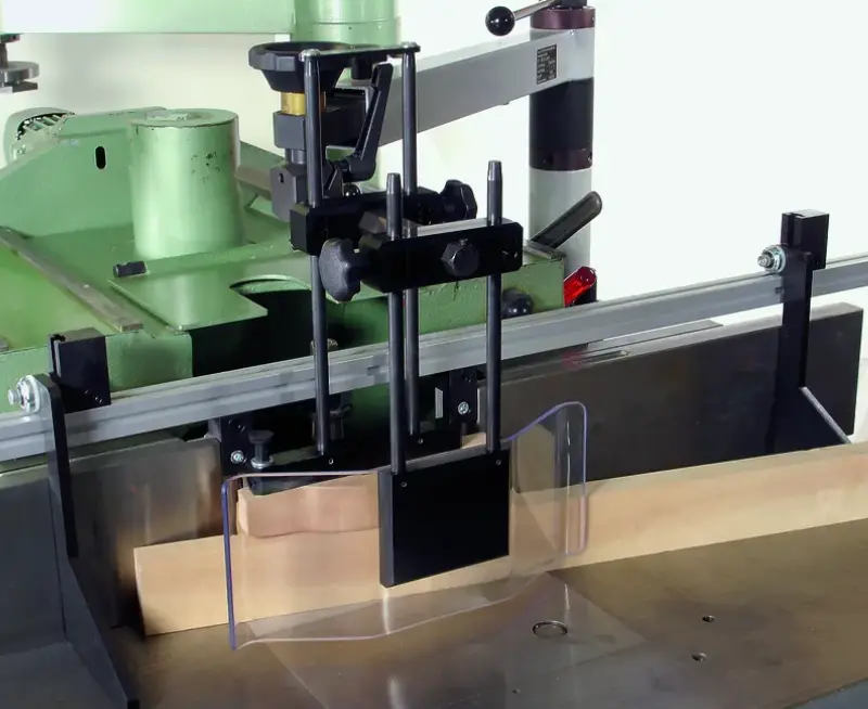 Schwenkvorrichtung 8436 mit Schutzhaube, Parallelanschlag, Verstellknöpfen für sichere Kantenbearbeitung von Holzplatten.