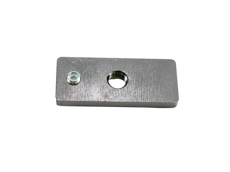 Nutstein für C-Profilnuten, 70x30 mm, rechteckig mit Gewindeloch und Schraube, ideal für Schutzeinrichtungen, auf Weiss.