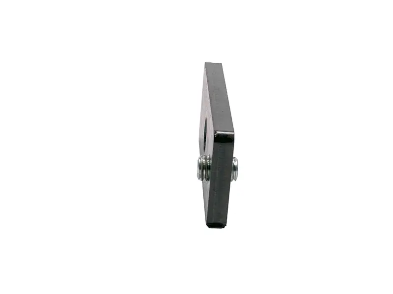 Nutstein für C-Profilnuten 70x30 mm, zentral gelocht und verschraubt, seitliche Sicht für Schutzeinrichtungen auf Weiss.