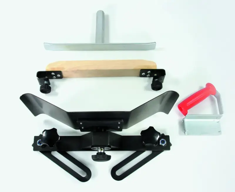 Vier Schleifwerkzeuge für Kufen, inkl. Seitendruckvorrichtung 14362, Holzhalteträger mit Klemmen, auf weißer Arbeitsfläche.