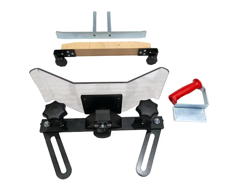 Drei Curling-Werkzeuge: Eisschaber mit Holzgriff, Seitendruckvorrichtung KK-60, Metallwerkzeug mit rotem Griff auf Weiss.