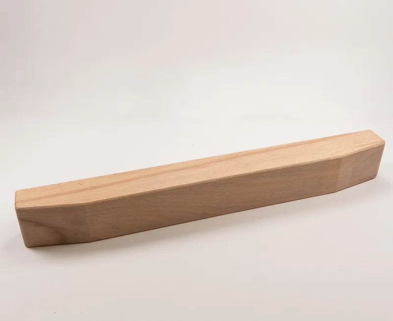 Ein Hilfsholz ohne Beschlaegen fuer Seitendruckvorrichtung (14621), rechteckig mit schrägen Enden, auf weissem Hintergrund.