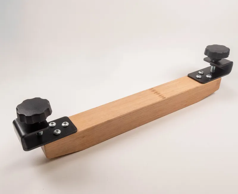 Hilfsholz mit Beschlägen zu Seitendruckvorrichtung (14622), Holz-Lineal mit verstellbaren Kunststoffknöpfen und Metallteilen.