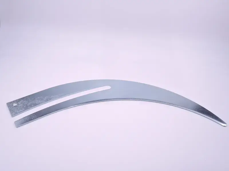 Großer, gebogener Spaltkeil aus Metall, Größe 450, Dicke 2,5 mm, mit Schlitz und Loch auf hellviolettem Hintergrund.