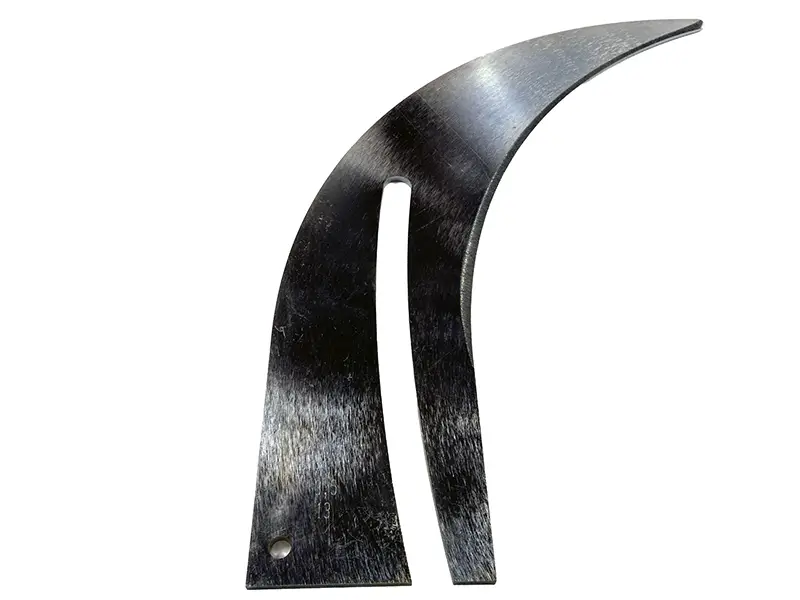 Metallischer, sichelförmiger Spaltkeil Größe 500, Dicke 3,5 mm, mit Schlitz und Loch, auf weißem Hintergrund fotografiert.