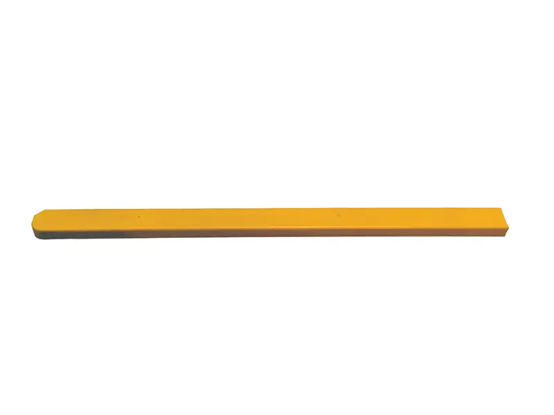 Flacher, gelber Schreinerbleistift mit abgeschrägtem Ende auf Weiss; erinnert an Schiene für breite Schutzhaube S 91 (211).