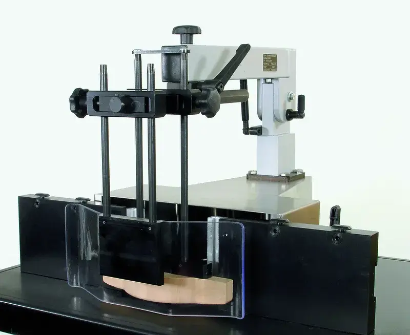Schutz- und Druckvorrichtung 24171 mit Metallstangen, Spannvorrichtung, Plexiglasschutz für exaktes Ausrichten und Schneiden.