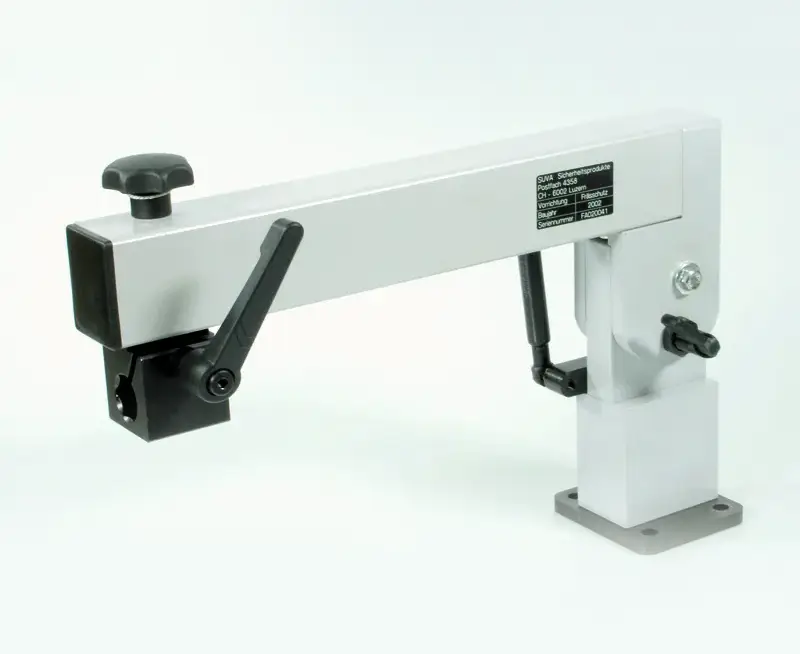 Schutz- und Druckvorrichtung 24171: Metall-Spannarm, Hebelklemmung, stabile Grundplatte, integrierte Sicherheit, Arbeitsschutz.