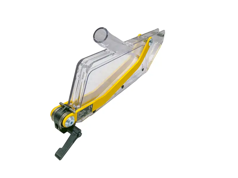 Transparente Schutz- und Absaughaube S 315 mit gelbem Arm und schwarzem Hebel für Tischkreissägen, Sägeblatt-Ø 250–315 mm.