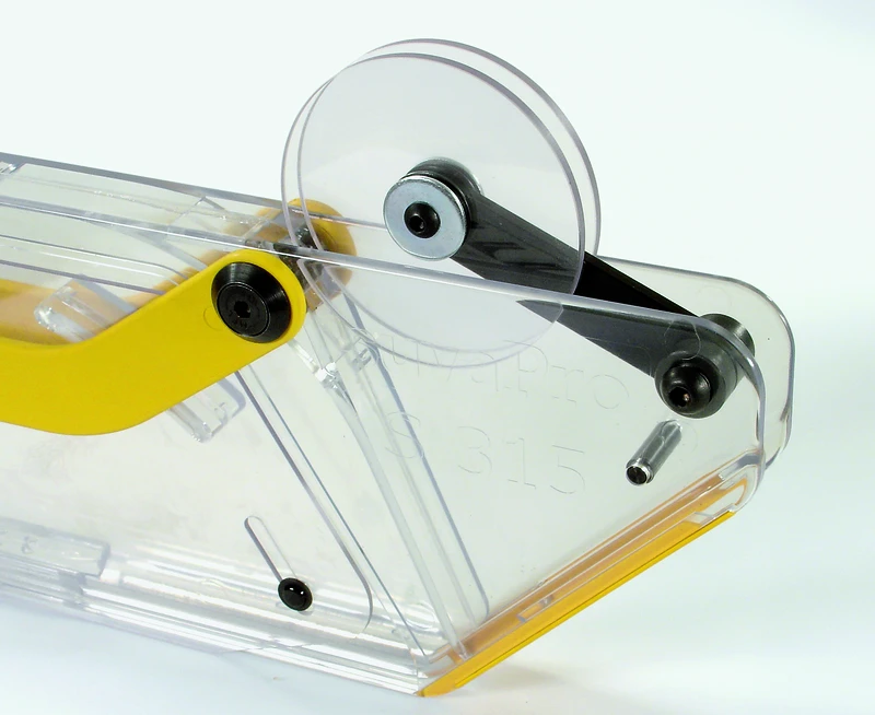 Nahaufnahme der Ritzblattverdeckung zu Schutzhaube S 315, transparent mit gelbem Griff und Kreisschneidrad, vor weissem Grund.