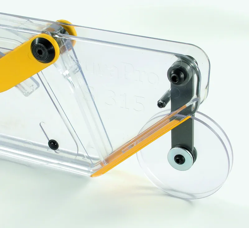 Nahaufnahme eines gelben Rollenschneiders mit Rundklinge, Ritzblattverdeckung zur Schutzhaube S 315, vor hellem Hintergrund.