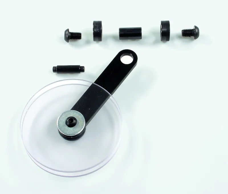 Schwarzer Metallhebel mit transparenter Scheibe, Teil der Ritzblattverdeckung S 315, plus fünf Schrauben und Abstandshalter.