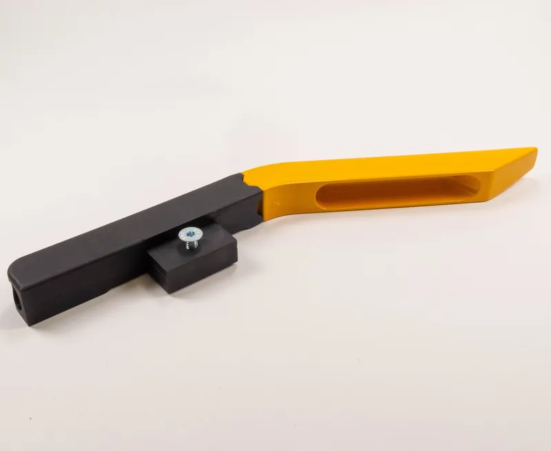 Schwarz-gelbes Einlaufsystem mit umlegbarem Schnabel (318), Flachfuss, rechteckig, langer Griff mit Seitenschraube, weiss.