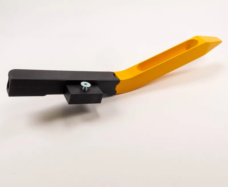 Einlaufsystem mit umlegbarem Einlaufschnabel (318), schwarz-gelbes Metall, abgewinkelter Griff, Schraub-Befestigung.