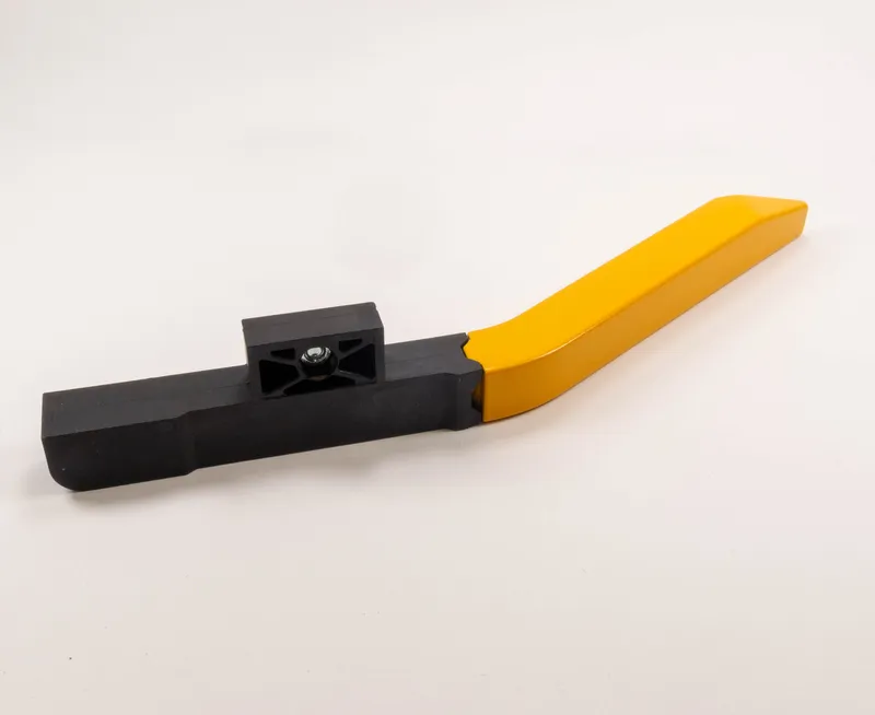 Das Einlaufsystem mit umlegbarem Einlaufschnabel (318), schwarz-gelb, mit Befestigungswinkel und Schraube auf weissem Grund.