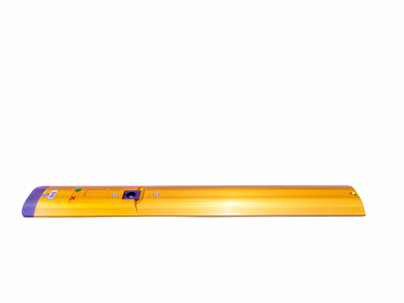 Gelbes Schutzgeraet mit LED-Anzeigen, Taste, Schalter und Messerwellenverdeckung 515, auf weissem Hintergrund isoliert.