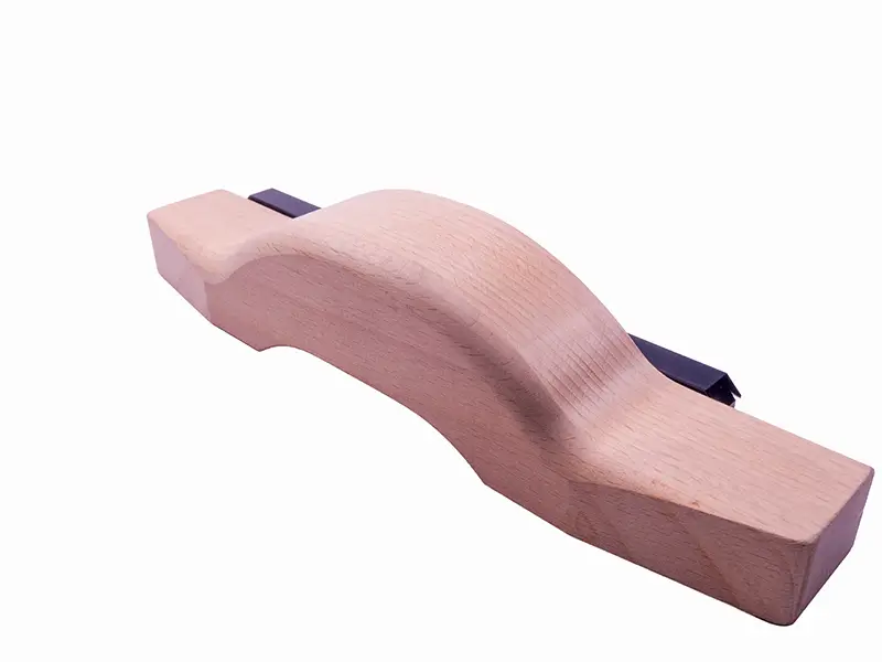 Druckschuh mit breiter Auflage (557), ergonomischer Holzgriff, Metallklinge, stabile Basis, ideal für Arbeitsschutz, weiss isoliert.