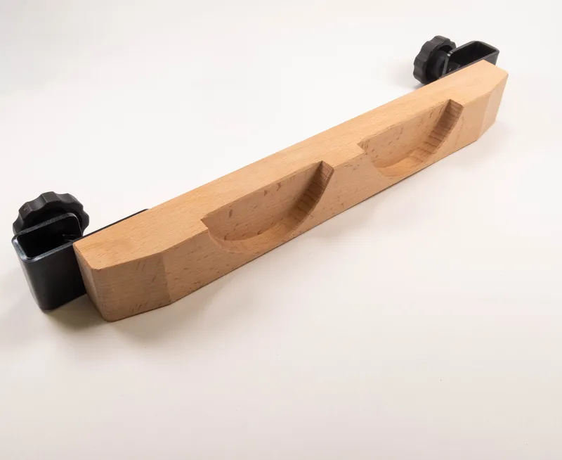 Hilfsholz mit Beschlägen zu Schutz- und Druckvorrichtung, Holzhalter für Saegeblaetter mit Kurvennuten, Schutzgriff, schwarz.