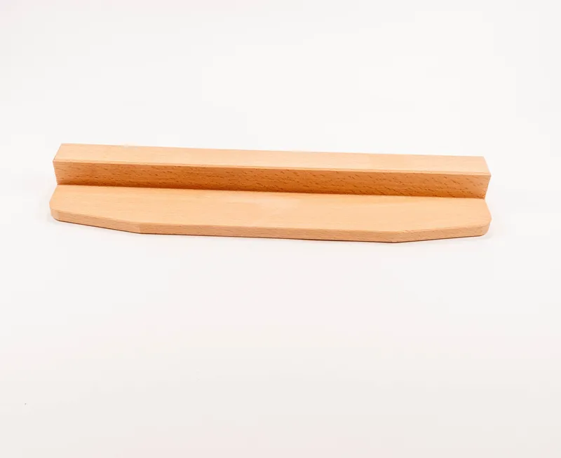 Ein Druckholz mit schmaler Auflage (567), gefertigt aus hochwertigem Pressholz, ideal als Werkbankschutz, vor weissem Hintergrund.