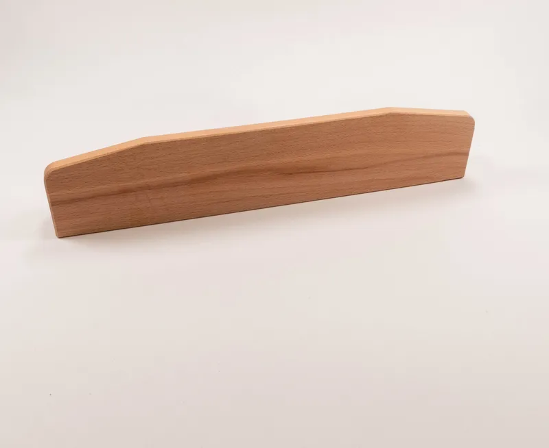 Ein Druckholz mit schmaler Auflage (567), flache Unterseite, geneigte Oberseite, auf weissem Hintergrund präsentiert.