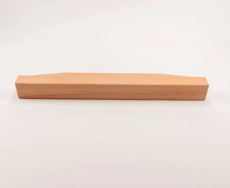 Ein Druckholz mit schmaler Auflage (567), rechteckig, mit leicht konischen Enden, liegt flach auf weißer Unterlage.