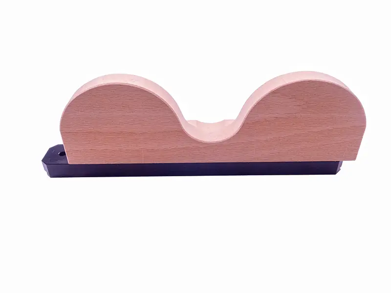 Druckschuh mit doppelter Auflage (559), Holzblock mit zwei Rundbögen, flacher schwarzer Sockel, Arbeitsschutzgerät.
