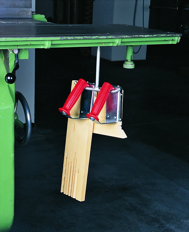 Nudelmaschine mit roten Handgriffen fest an grünem Tisch mit stabilem Doppelhaken (605), extrudiert flache Nudelteigplatten.