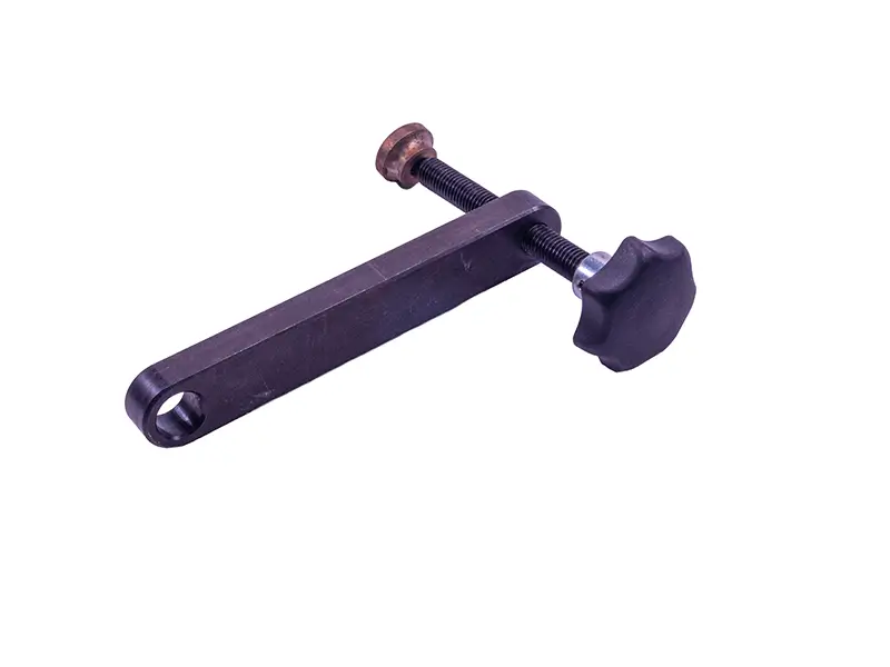 Klemmvorrichtung aus Metall, Ausladung 140 mm, mit Gewindeschraube, Griff und Befestigungsloch, isoliert vor Weiss.