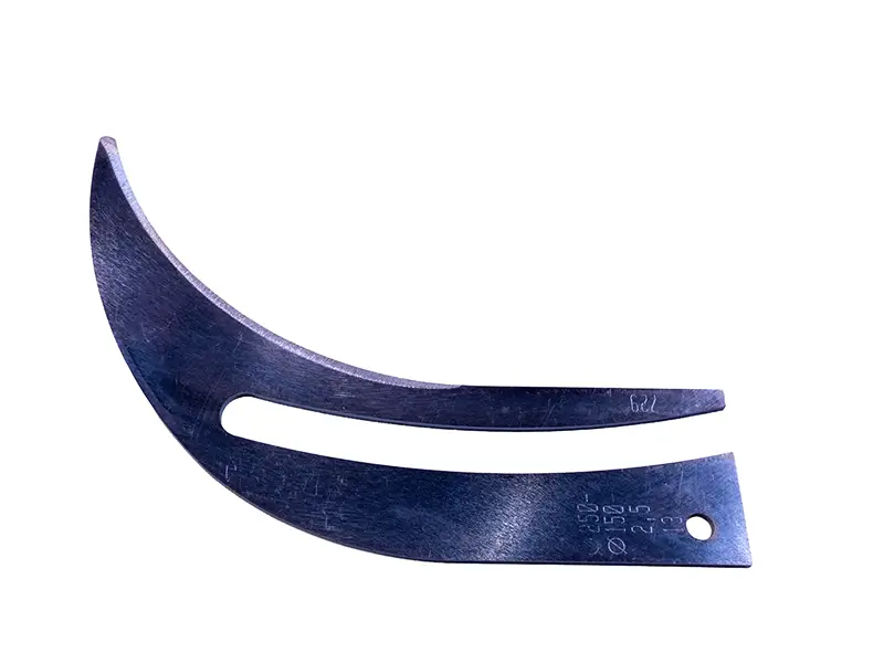 Gekrümmter metallischer Spaltkeil Größe 250, Dicke 2,5 mm, mit Schlitzöffnung und Loch, isoliert auf weißem Hintergrund.