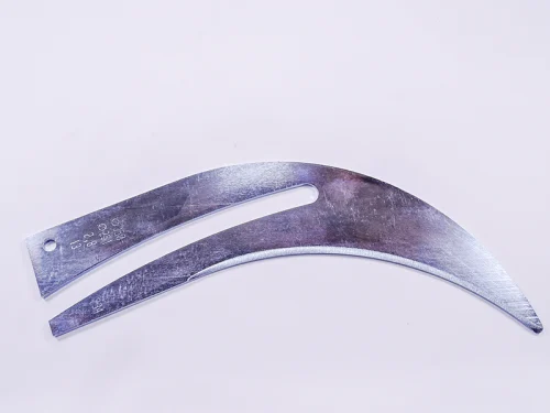 Gebogener silberner Spaltkeil (Groesse 350, Dicke 2.8mm) mit scharfer Schneide und Langloch auf hellem violetten Hintergrund.