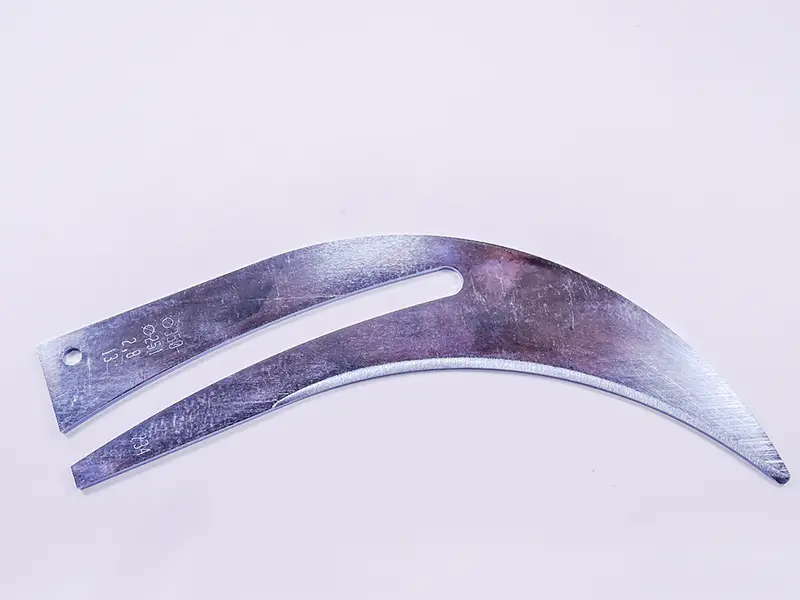 Gebogener silberner Spaltkeil (Groesse 350, Dicke 2.8mm) mit scharfer Schneide und Langloch auf hellem violetten Hintergrund.