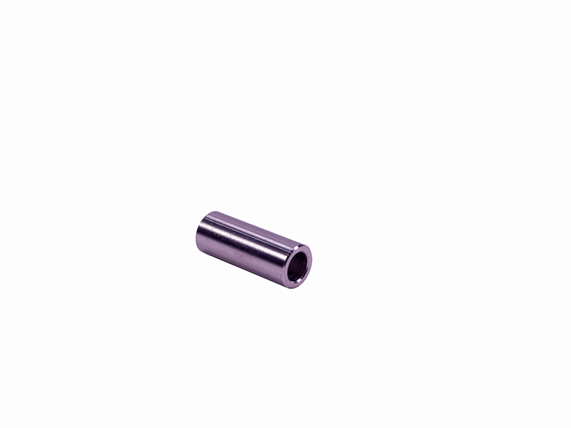 Das Distanzrohr 739 ist ein kleiner, metallischer Abstandshalter mit Hohlraum für Schutzeinrichtungen, abgebildet auf Weiss.