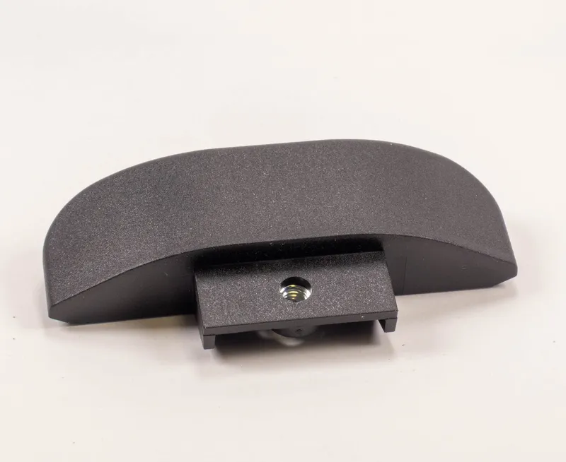 Der Griff (807) ist ein schwarzer, ergonomischer Kunststoffgriff mit rechteckiger Montageplatte und Zentralschraubloch, auf Weiss.