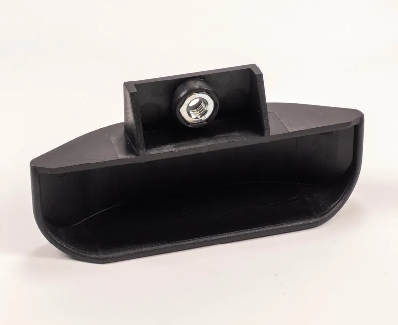 Der Griff (807) ist ein schwarzer Kunststoff-Bügel mit Sechskantmutter, ideal für Arbeitsschutz im Holzbereich, auf Weiss.