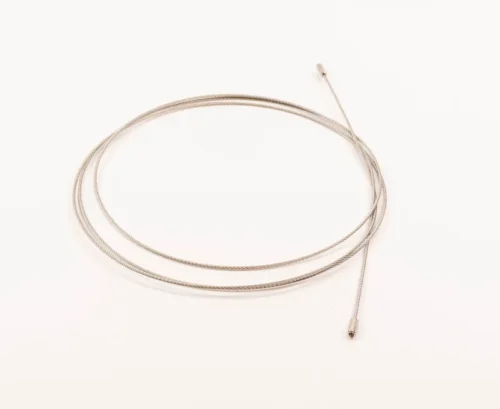 Silbernes, aufgewickeltes Drahtseil für Messerwellenverdeckung 1100 mm mit glattem Endstück, auf weissem Hintergrund.