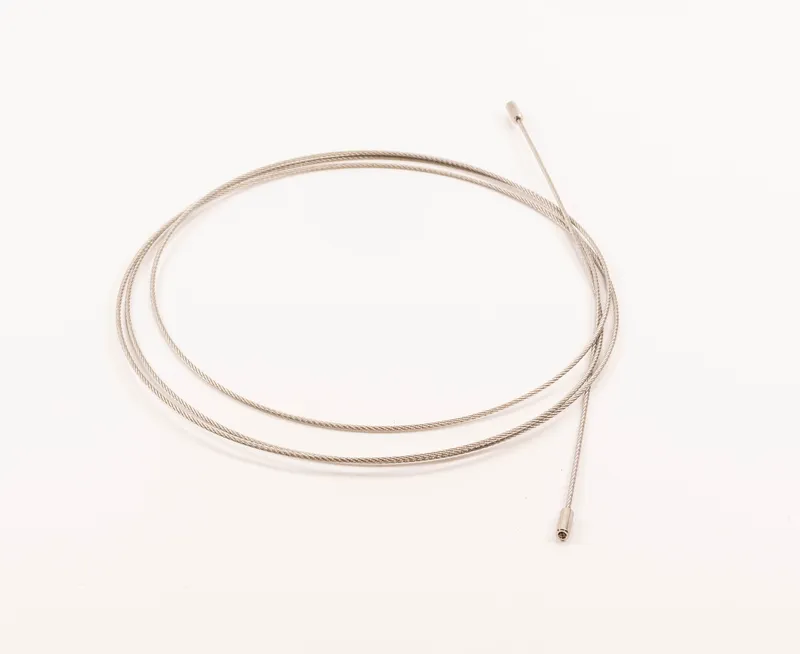 Silbernes, aufgewickeltes Drahtseil für Messerwellenverdeckung 1100 mm mit glattem Endstück, auf weissem Hintergrund.