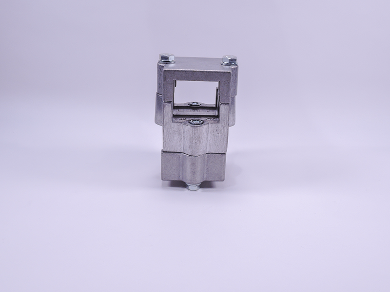 Das Kreuzklemmstueck 846, eine Metall-Spannschelle mit Schrauben, steht aufrecht vor hellem violettem Hintergrund.