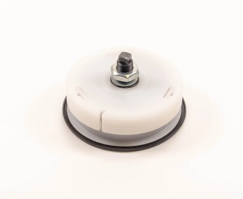 Runde weisse Seiltrommel aus Kunststoff ohne Drahtseil für Messerwellenverdeckung, mit Stahlbolzen und grauem Rand, auf Weiss.