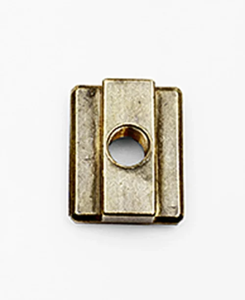 Rechteckige Messing-M8-Nutmutter (Modell 855) mit zentralem Loch und erhoehten Raendern, ideal fuer Arbeitsschutz, auf Weiss.