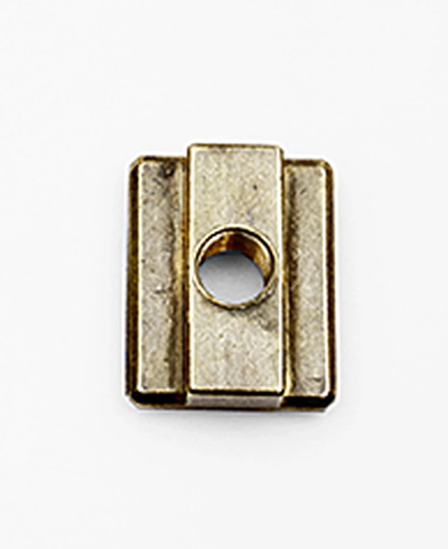 Rechteckige Messing-M8-Nutmutter (Modell 855) mit zentralem Loch und erhoehten Raendern, ideal fuer Arbeitsschutz, auf Weiss.