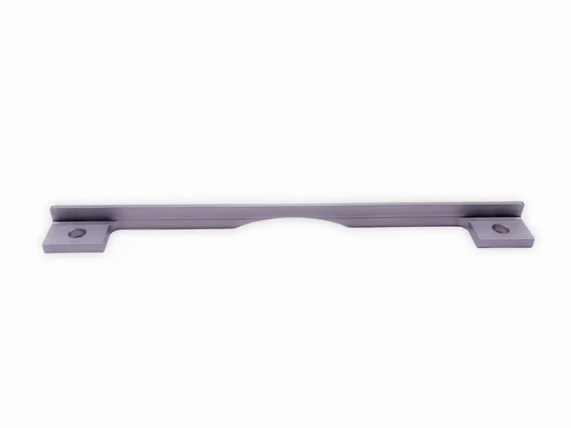 Das Anschlaglineal 260 x 3 mm (8799) aus Metall mit Bohrungen, Geradeführung und leichter Krümmung auf weissem Hintergrund.