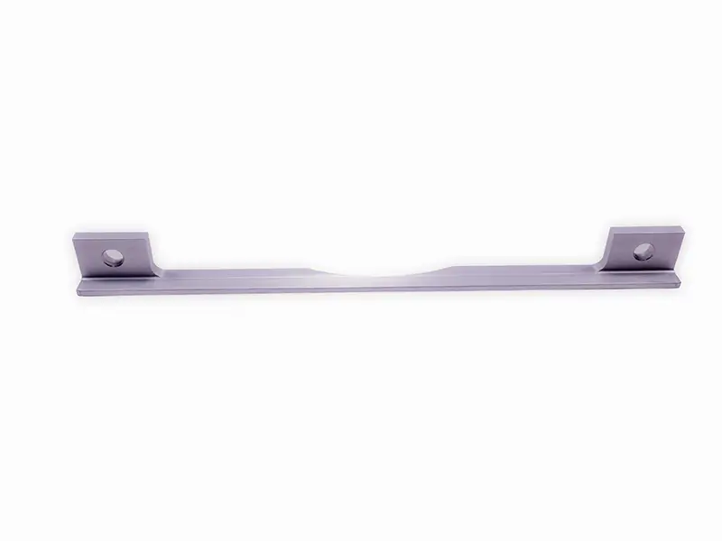 Metallisches Anschlaglineal 260x3mm mit zwei Montagelöchern, einzeln, liegt waagrecht auf weissem Hintergrund.