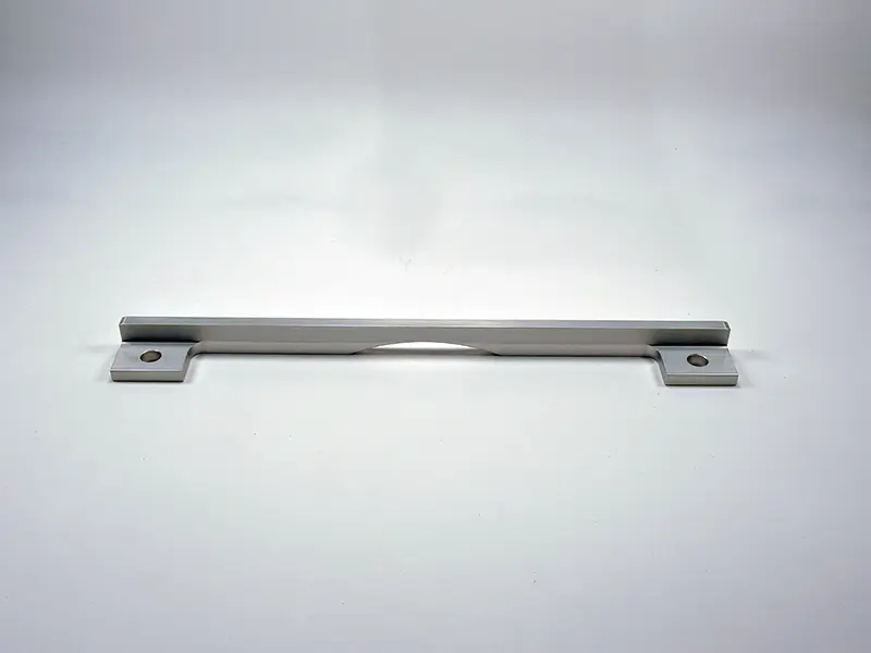 Ein modernes Anschlaglineal 260 x 6 mm (8800) aus silbernem Metall mit Flachmontageplatten, ideal für Arbeitsplätze im Holzschutzbereich.