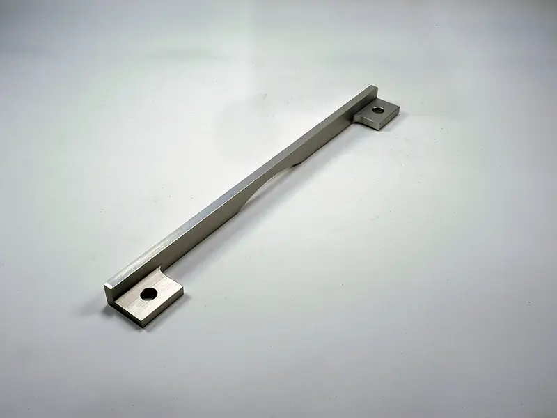 Metallgriff mit rechteckigem Profil, Montageplatten und Schraubenloch, passend zum Anschlaglineal 260 × 6 mm (8800), Arbeitsschutz.