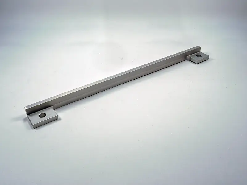 Ein Anschlaglineal 300 x 6 mm, Modell 8801, matt silberfarben, mit zwei Befestigungsplatten und einer Bohrung, auf weißem Hintergrund.