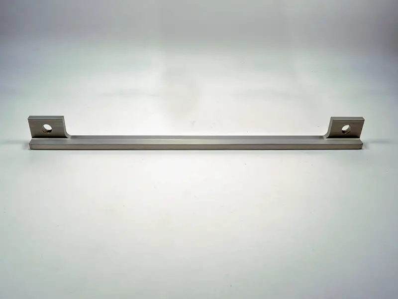 Ein Anschlaglineal 300 x 6 mm (8801) aus Metall mit zwei aufgesetzten Laschen und Bohrungen, vor weißem Hintergrund.