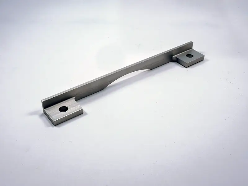 Flaches Anschlaglineal 8802 aus Metall, 195 x 3 mm, mit rechteckigen Fußplatten und jeweils einem Montageschlitz, auf weißem Hintergrund.